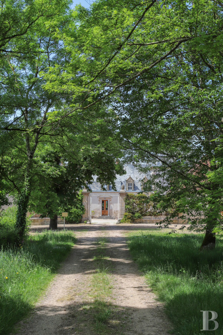 A 19th century chateau and surrounding park available for film projects in Saône-et-Loire, in the south of Morvan - photo  n°2